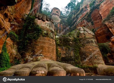 A Gigantesca Estátua de Buda Leshan: Uma Maravilha Histórica à Beira do Rio Min!