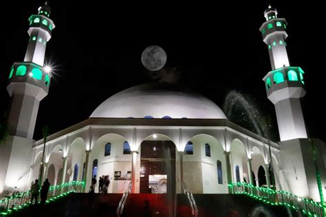  Mesquita do Oeste: Uma Jóia Arquitetônica e um Mergulho na História!