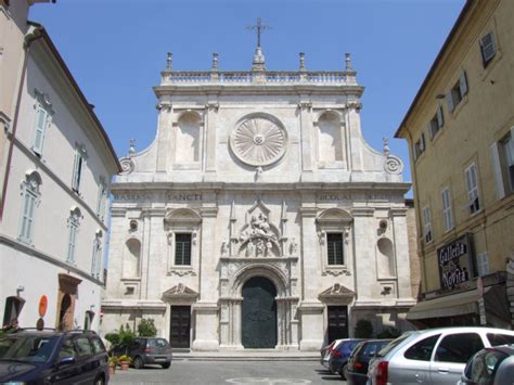  A Basílica de São Nicolau da Tolentino: Uma Jornada Espiritual e Artística em Quinzano d'Oglio!