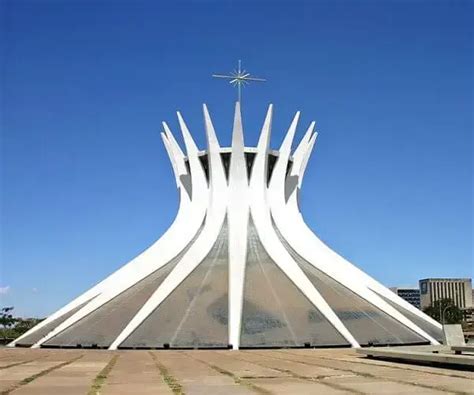 A Catedral Metropolitana de Uberlândia: Uma Obra-Prima Arquitetônica e um Santuário de Paz Interior!