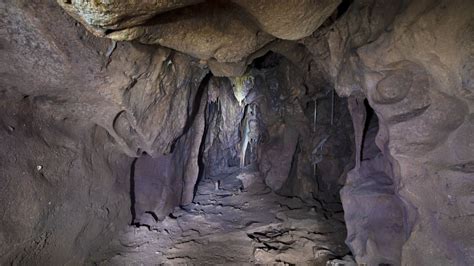  A Caverna de Tiemen: Um Paraíso Escondido para Explorar a História e o Mistério!