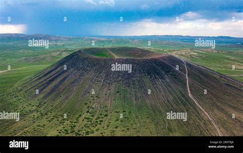  A Cratera de Ulanqab: Uma Jornada Espectral Através da Terra e do Tempo!