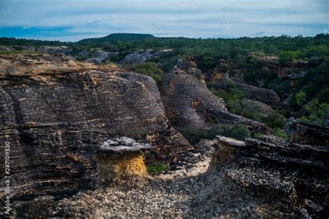 A Fantástica Fortaleza de Shimen: Um Tesouro Arqueológico no Coração da Natureza!