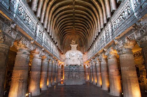  Ajanta Caves: Uma Jornada Através da História e Arte Budista!