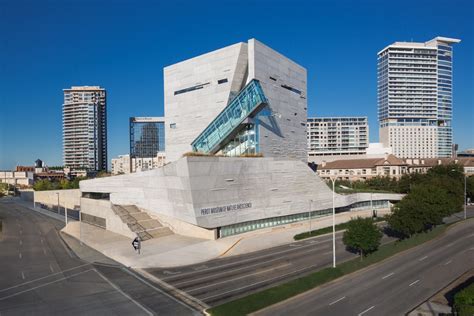 O Museu de Arte de Dallas: Um Tesouro de Criatividade e Inovação em meio ao Centro Vibrante da Cidade!