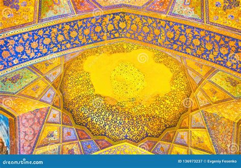 A Galeria de Arte Chehel Sotoun: Uma Joia Deslumbrante no Coração de Isfahan!