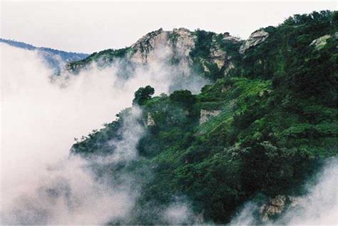 Huaguo Mountain - Desvende os mistérios das montanhas sagradas e experimente a natureza exuberante!