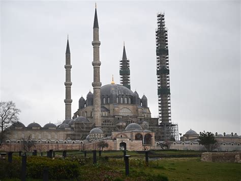 Mesquita Selimiye, Uma Obra-Prima Otomana Que Desafia os Céus!