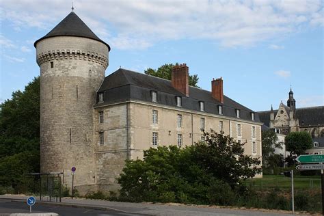 O Château de Tours: Uma Fortaleza Medieval que Suspira História e Encanto Romântico!