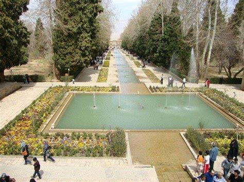 O Jardim de Golestan, Um Oásis Verde e História no Coração de Kerman!