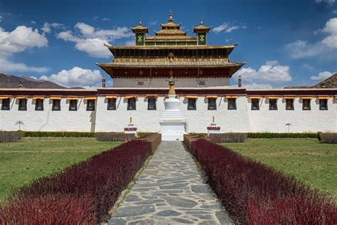  O Monastério de Samye: Um Santuário Histórico de Paz e Contemplação no Coração do Tibete!