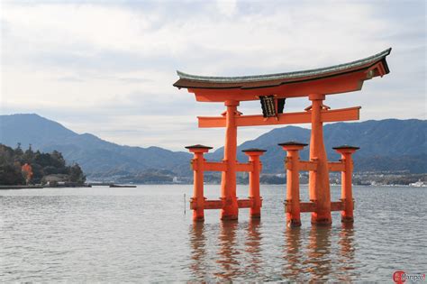 O Santuário de Itsukushima: Um Templo Flutuante Encantador e Misterioso!