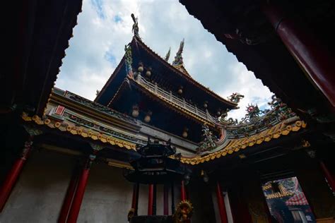 O Templo de Beigang: Um Santuário Histórico Envolto em Mistério e Beleza Natural!