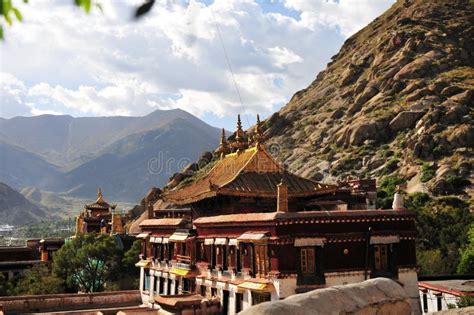  O Templo de Tashilhunpo: Um Oásis Espiritual no Coração da Terra do Tibete!