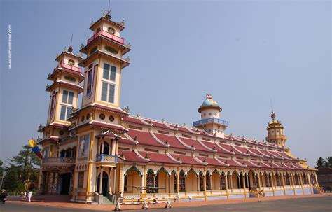  The Cao Dai Temple: Uma Jóia Arquivolucional Colorida em Tay Ninh!