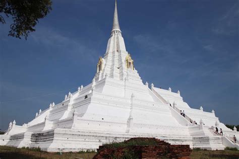  Wat Phu Khao Thong! Uma Jóia Dourada Assombrada por Espíritos Históricos em Trat